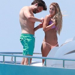 Sebastian Stan colocando el bikini a Alejandra Onieva en Ibiza