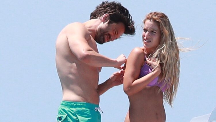 Sebastian Stan colocando el bikini a Alejandra Onieva en Ibiza