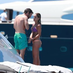 Sebastian Stan y Alejandra Onieva a bordo de un yate en Ibiza