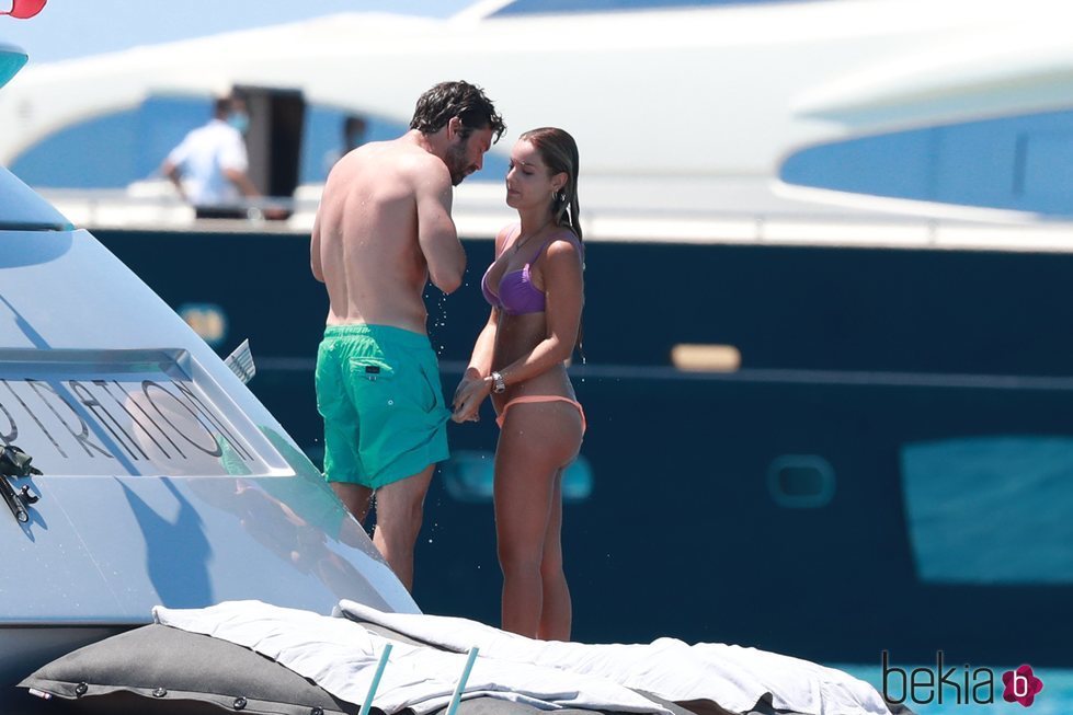 Sebastian Stan y Alejandra Onieva a bordo de un yate en Ibiza