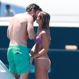 Alejandra Onieva y Sebastian Stan besándose durante sus vacaciones en Ibiza