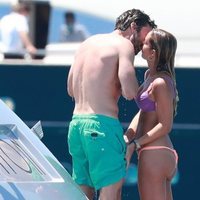 Alejandra Onieva y Sebastian Stan besándose durante sus vacaciones en Ibiza