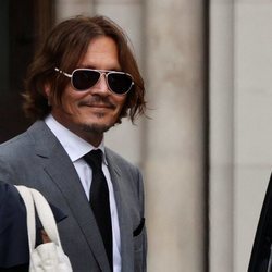 Johnny Depp saliendo del juzgado