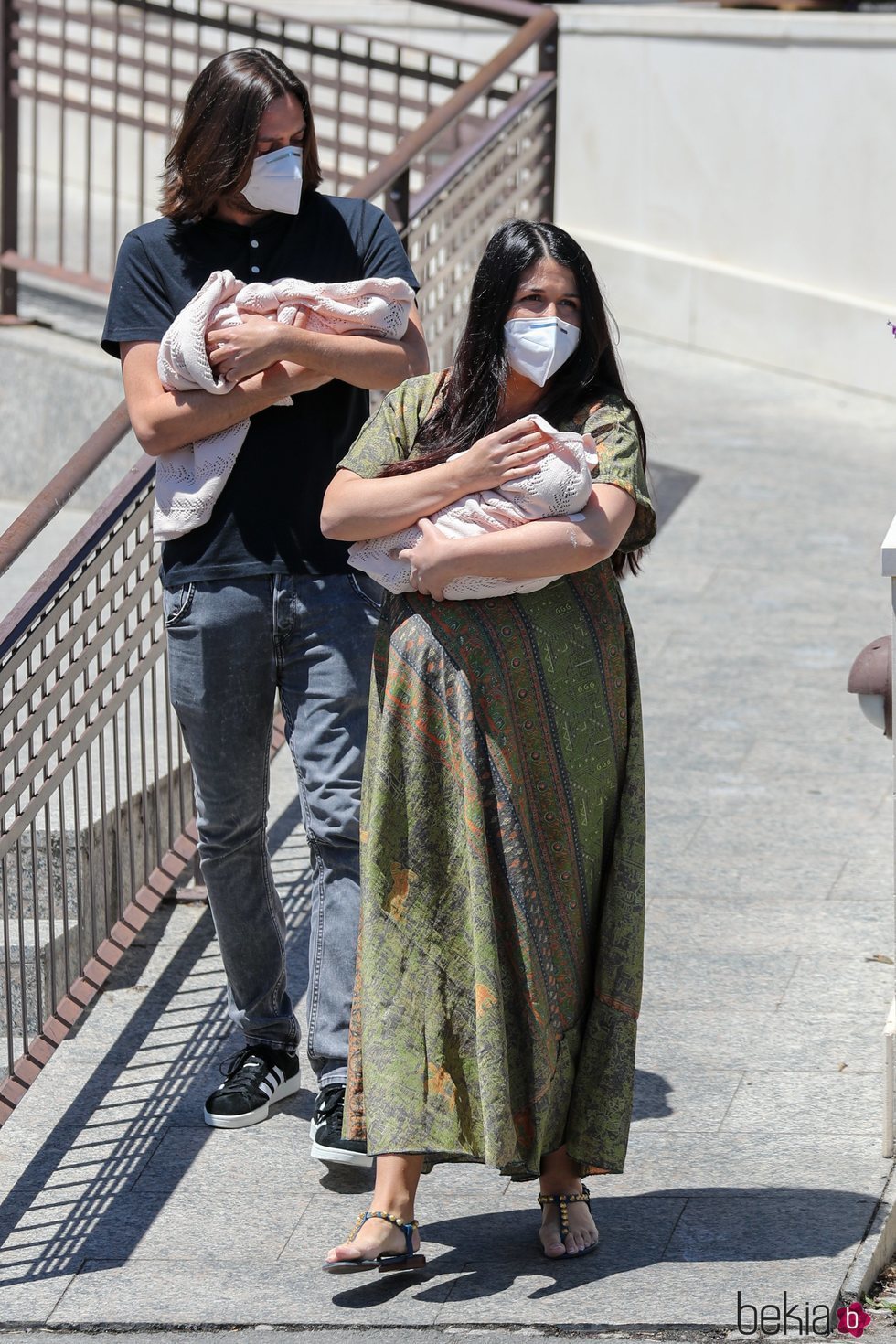 Sara Verdasco y Juan Carmona salen del hospital con sus hijas