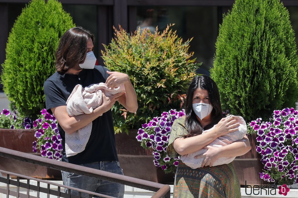 Sara Verdasco y Juan Carmona con sus hijas recién nacidas saliendo del hospital