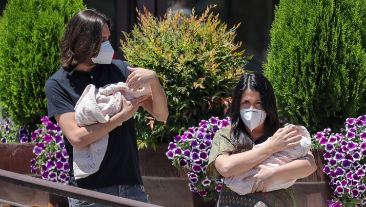 Sara Verdasco y Juan Carmona con sus hijas recién nacidas saliendo del hospital