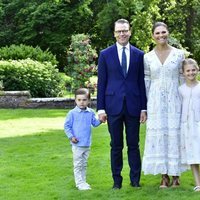 Victoria y Daniel de Suecia junto a sus hijos Estela y Oscar en el 43 cumpleaños de la Princesa