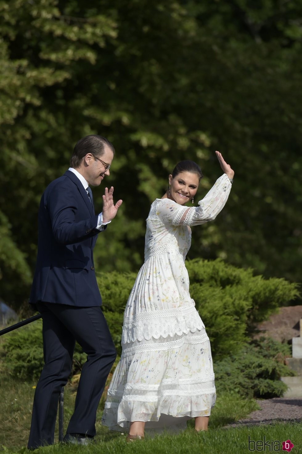 Daniel y Victoria de Suecia saludando en su 43 cumpleaños