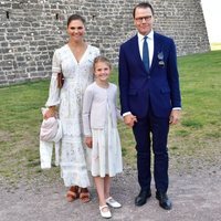Victoria y Daniel de Suecia posan por el 43 cumpleaños de la Princesa con Estela