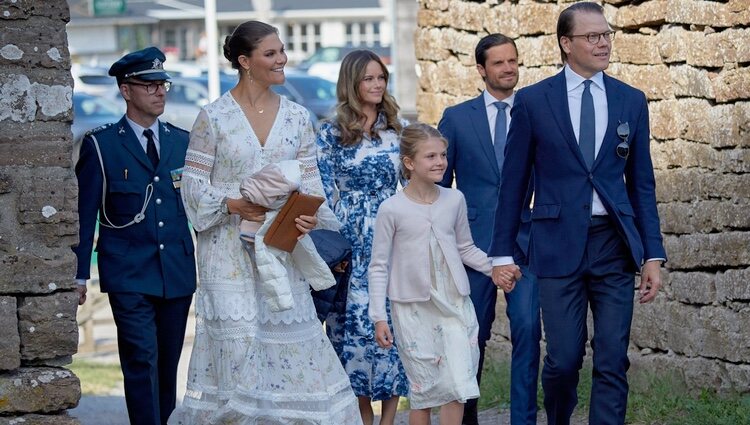 Victoria, Daniel y Estela de Suecia con Carlos Felipe y Sofía de Suecia en el 43 cumpleaños de la Princesa