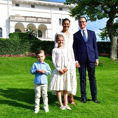 Victoria y Daniel de Suecia con sus hijos Estela y Oscar en el posado oficial por el 43 cumpleaños