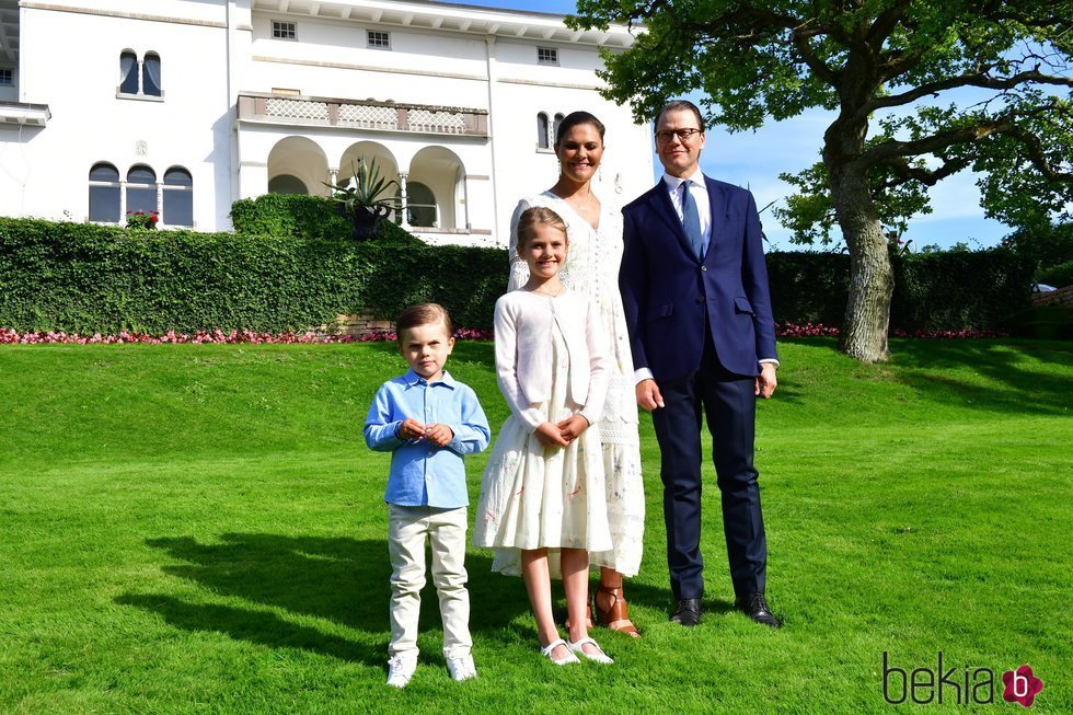 Victoria y Daniel de Suecia con sus hijos Estela y Oscar en el posado oficial por el 43 cumpleaños