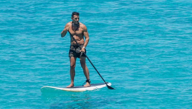 Jesús Vázquez haciendo paddle surf en Formentera