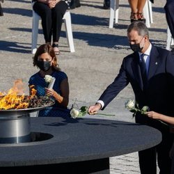 El Rey Felipe y la Princesa Leonor depositan una rosa blanca en el homenaje de Estado por las víctimas del coronavirus