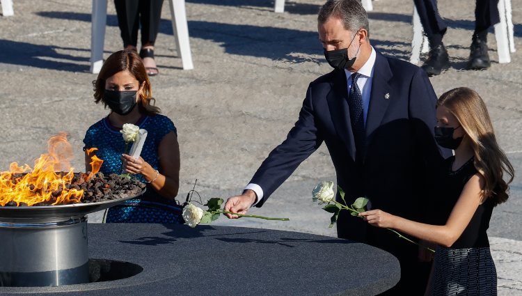 El Rey Felipe y la Princesa Leonor depositan una rosa blanca en el homenaje de Estado por las víctimas del coronavirus