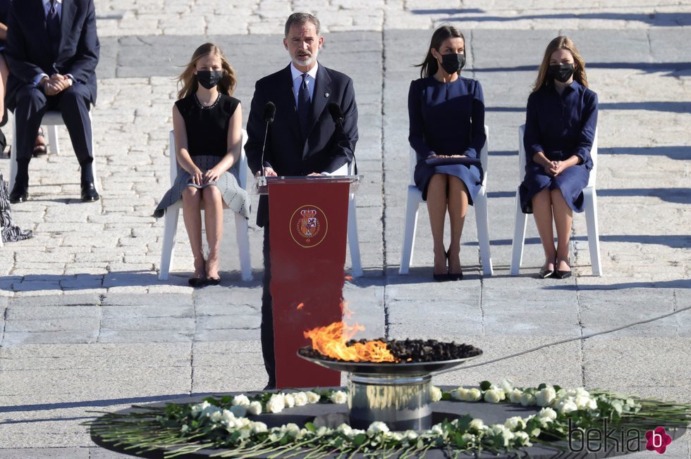 El Rey Felipe VI lee su discurso ante la Reina Letizia, Leonor y Sofía en el homenaje de Estado