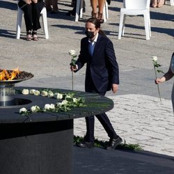 Pablo Iglesias deposita la rosa blanca en el homenaje de Estado por las víctimas del coronavirus