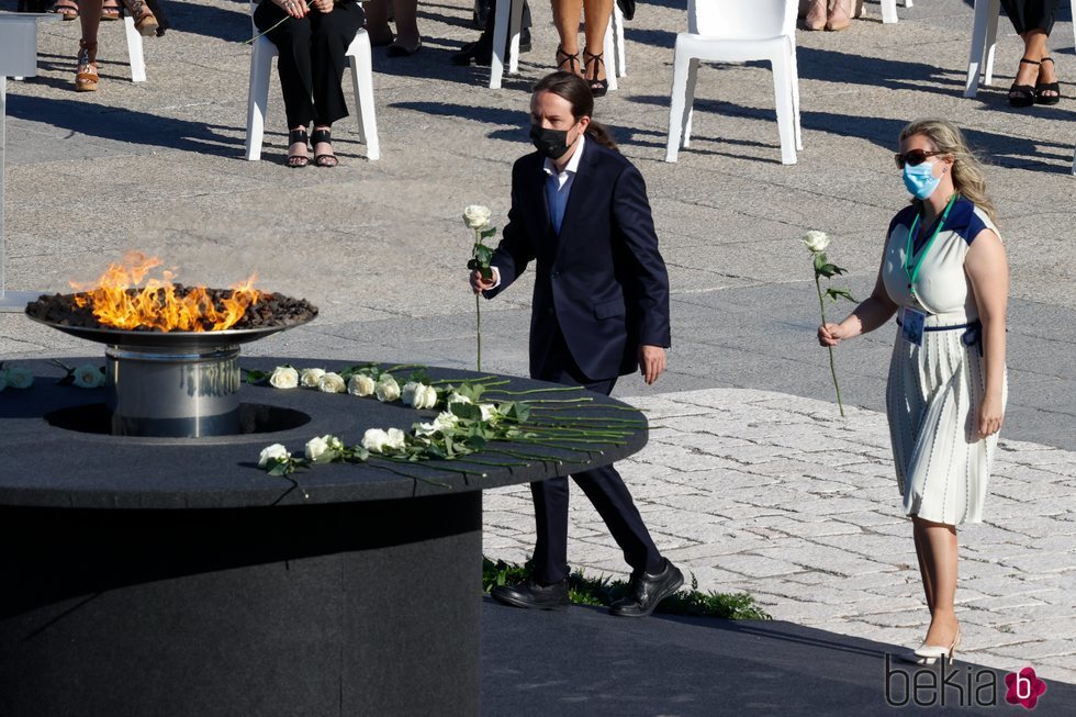 Pablo Iglesias deposita la rosa blanca en el homenaje de Estado por las víctimas del coronavirus