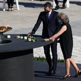 Pedro Sánchez coloca la rosa blanca en el pebetero en el homenaje de Estado