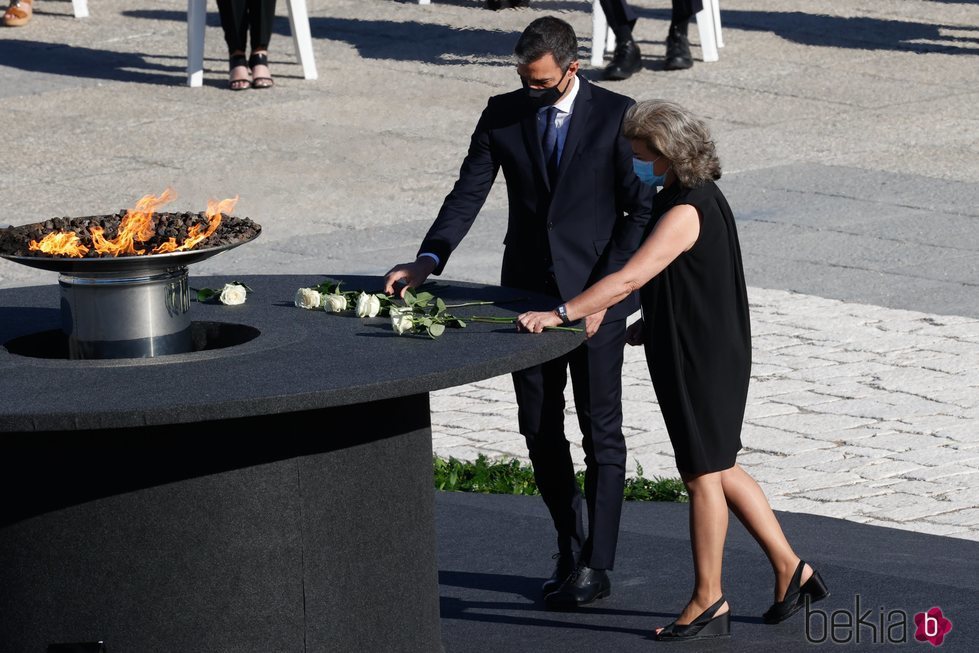 Pedro Sánchez coloca la rosa blanca en el pebetero en el homenaje de Estado