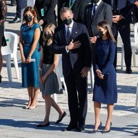 El Rey Felipe VI hace un gesto de respeto en el homenaje por las víctimas del coronavirus