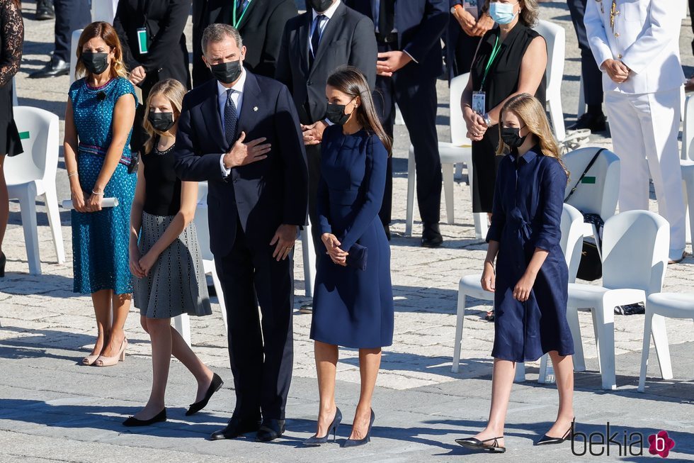 El Rey Felipe VI hace un gesto de respeto en el homenaje por las víctimas del coronavirus