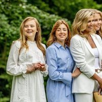 Máxima de Holanda, muy cómplice con sus hijas las Princesas Ariane, Amalia y Alexia en su posado de verano 2020