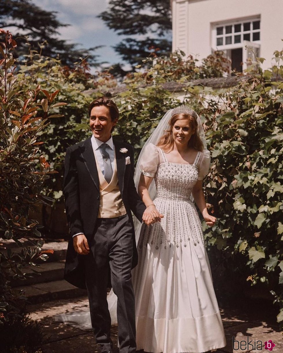 La Princesa Beatriz de York y Edoardo Mapelli Mozzi en su boda paseando cerca de Royal Lodge