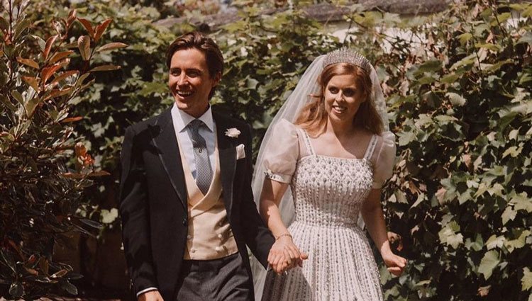 La Princesa Beatriz de York y Edoardo Mapelli Mozzi en su boda paseando cerca de Royal Lodge