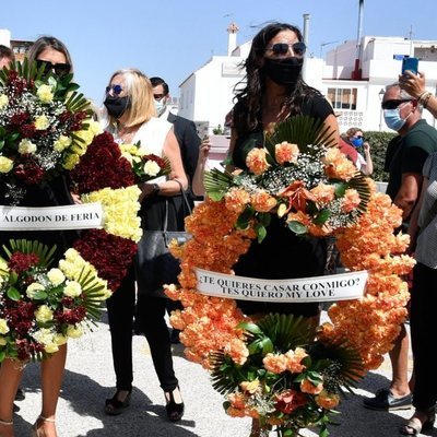 Paz Padilla sostiene una corona con claro mensaje para el fallecido Juan Vidal