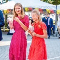 Las Princesa Isabel y Leonor comiendo patatas fritas el Día Nacional de Bélgica 2020