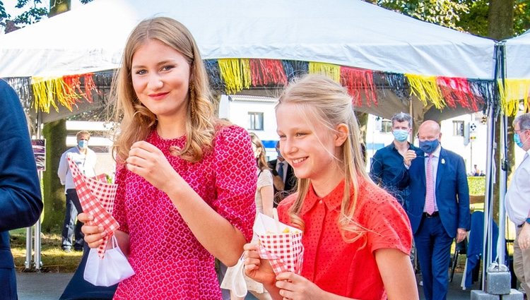 Las Princesa Isabel y Leonor comiendo patatas fritas el Día Nacional de Bélgica 2020