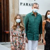 Los Reyes Felipe y Letizia en la puerta del Parador de Mérida junto a sus hijas la Princesa Leonor y la Infanta Sofía