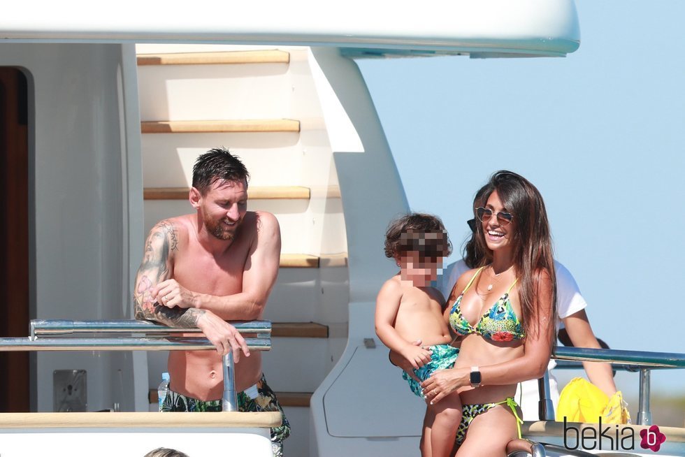 Leo Messi y Antonella Roccuzzo de vacaciones en Ibiza con su hijo Ciro