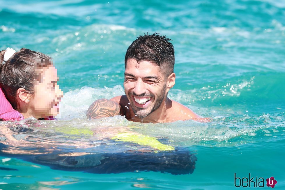 Luis Suárez nadando con su hija Delfina en aguas de Ibiza