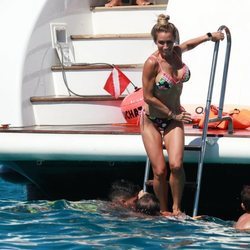 Sofía Balbi lanzándose al agua durante sus vacaciones de verano en Ibiza