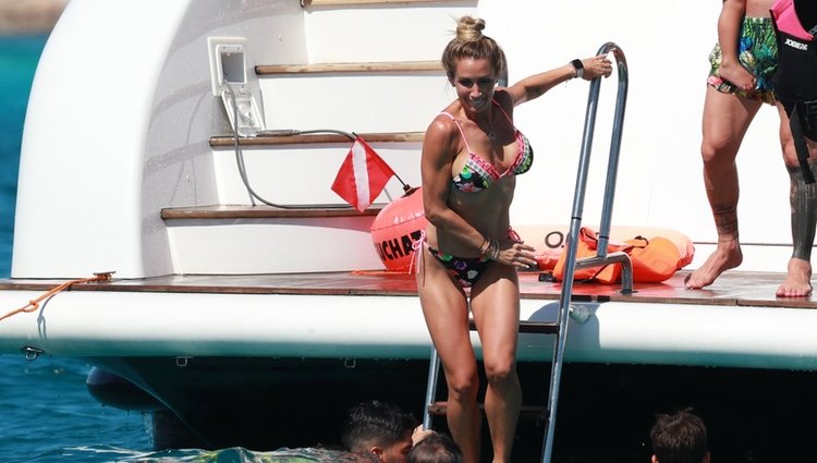 Sofía Balbi lanzándose al agua durante sus vacaciones de verano en Ibiza