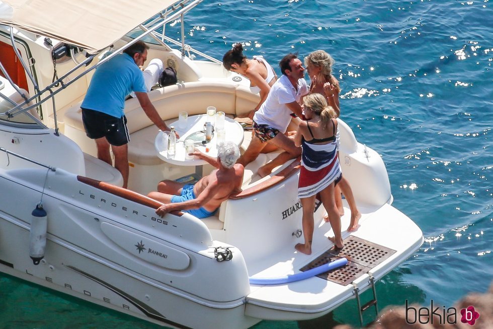 Enrique Ponce casi besando a Ana Soria montados en un barco