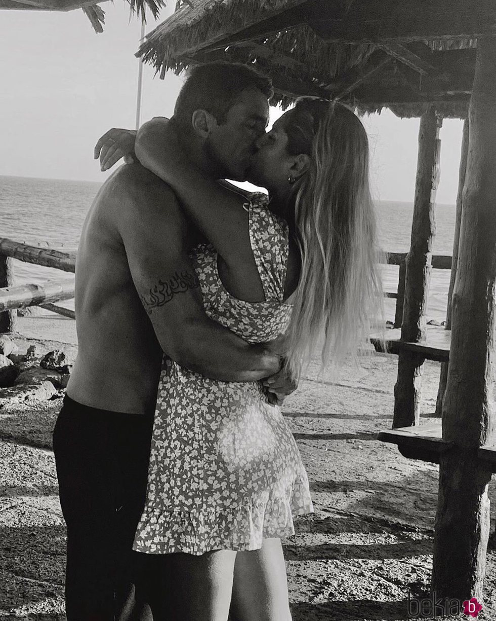 Ivana Icardi y Hugo Sierra dándose un beso durante sus vacaciones en Gran Canaria