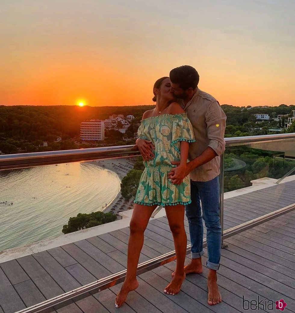 Paula Echevarría y Miguel Torres besándose durante sus vacaciones en Menorca