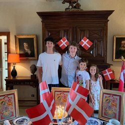 Félix de Dinamarca celebra su 18 cumpleaños con sus hermanos Nicolás, Enrique y Athena de Dinamarca