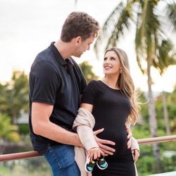 Pau Gasol y Catherine McDonnell anunciando que serán padres