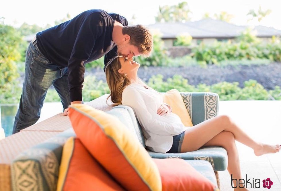 Pau Gasol y Catherine McDonnell anunciando que están esperando un hijo