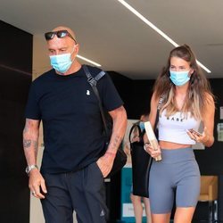 Kiko Matamoros junto a su novia Marta saliendo del hospital tras extirparle la vesícula