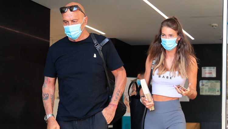 Kiko Matamoros junto a su novia Marta saliendo del hospital tras extirparle la vesícula
