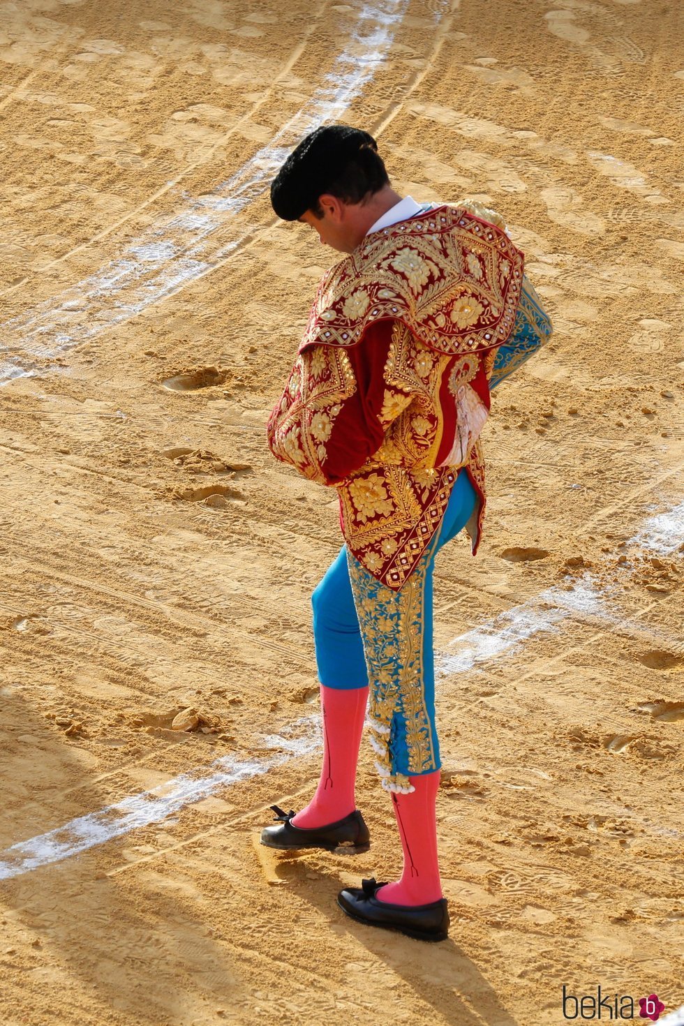 Enrique Ponce dibujando sobre la arena una 'A' por Ana Soria en la corrida de toros de Osuna