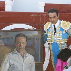 Enrique Ponce con un retrato suyo en la corrida de toros de Osuna de 2020