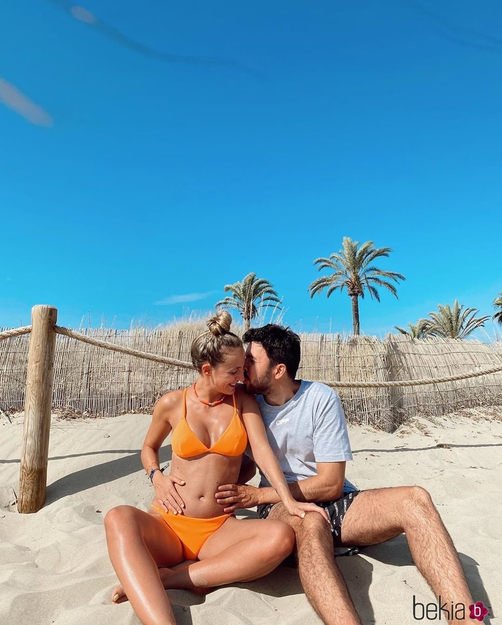 Willyrex y su novia Cristina anuncian que van a ser padres posando en la playa