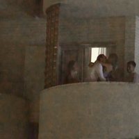 Enrique Ponce y Ana Soria besándose en el balcón de un hotel de Huelva