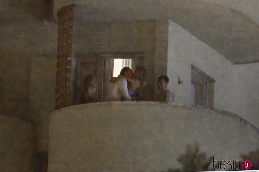 Enrique Ponce y Ana Soria besándose en el balcón de un hotel de Huelva